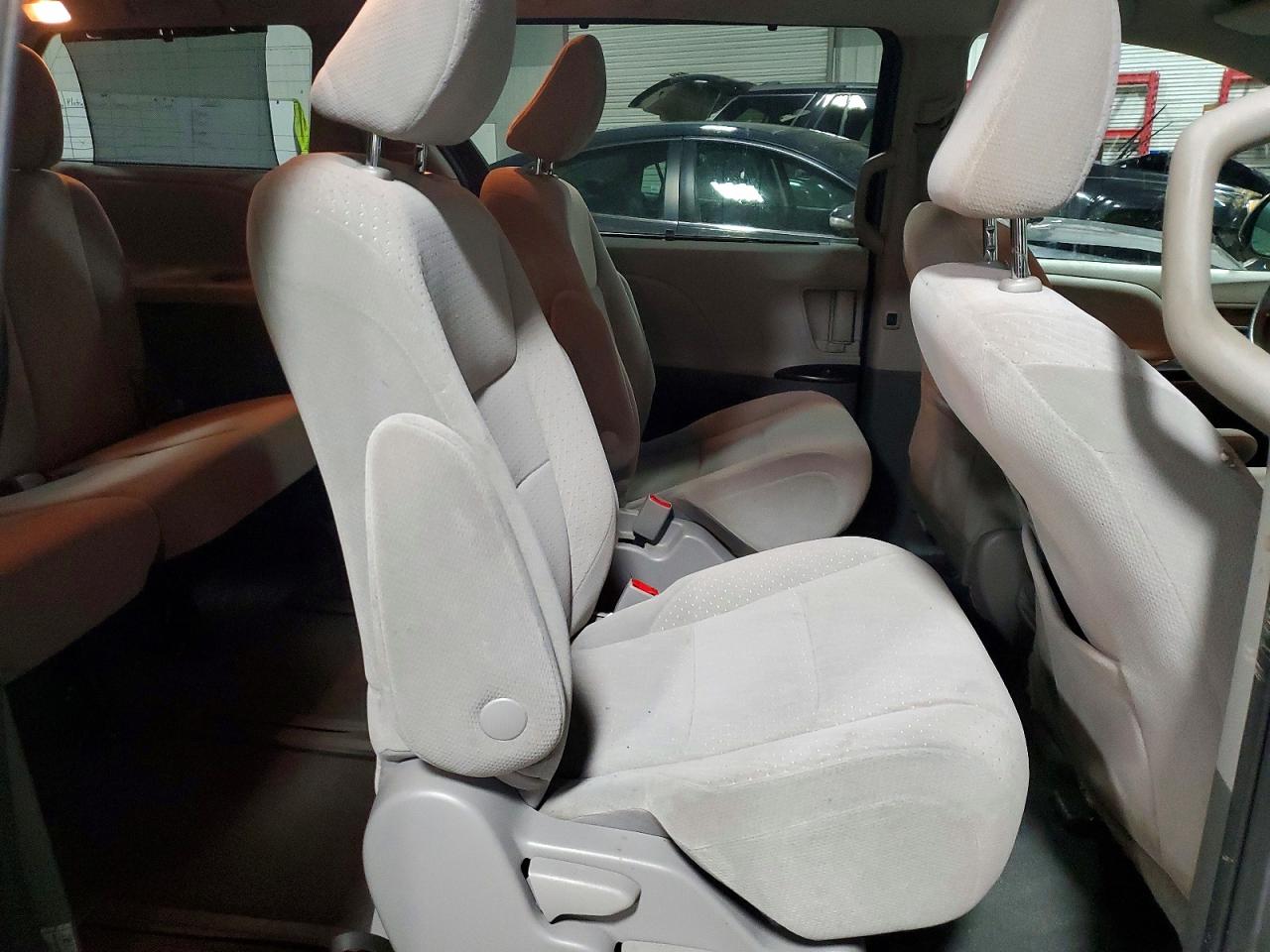 2020 TOYOTA SIENNA LE photo 11
