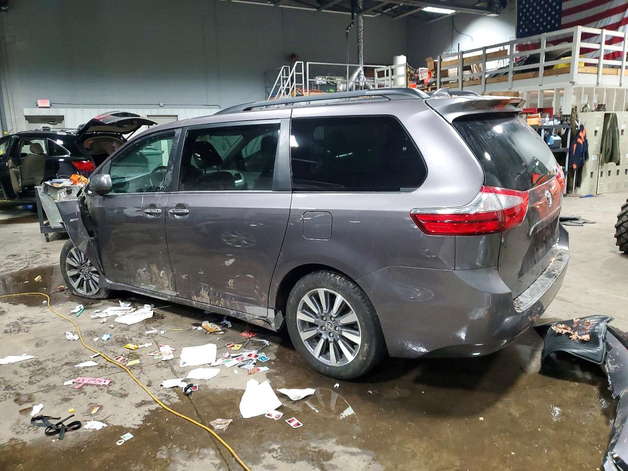 2020 TOYOTA SIENNA LE photo 2