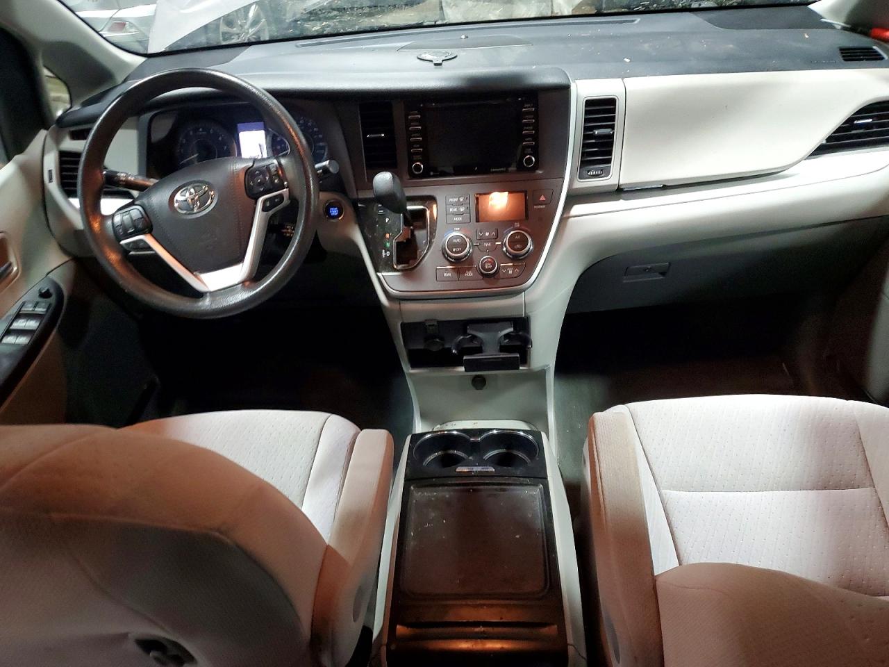 2020 TOYOTA SIENNA LE photo 8