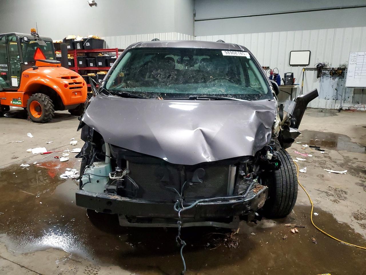 2020 TOYOTA SIENNA LE photo 5