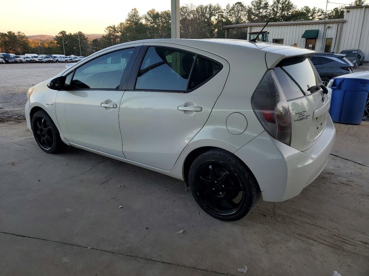 2013 TOYOTA PRIUS C photo 3