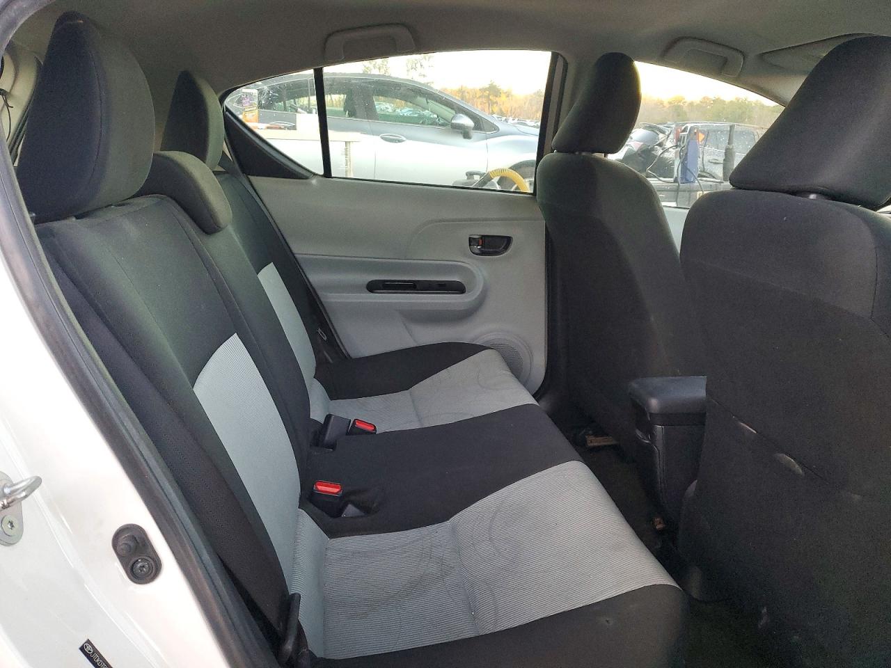 2013 TOYOTA PRIUS C photo 6
