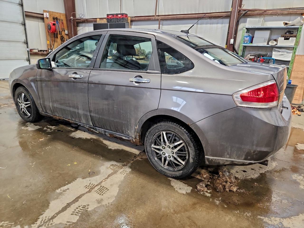 2009 FORD FOCUS SE photo 2