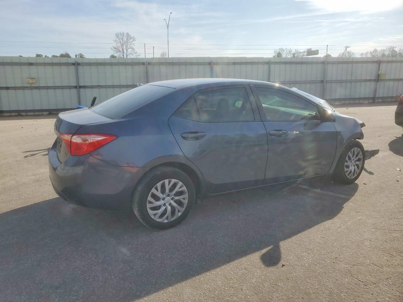 2018 TOYOTA COROLLA LE photo 3