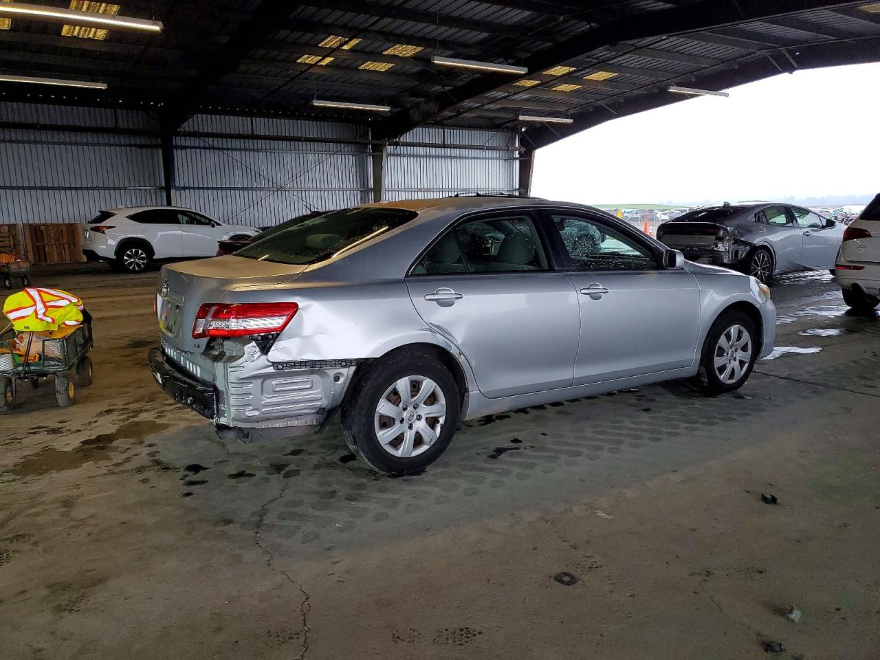 2011 TOYOTA CAMRY BASE photo 3