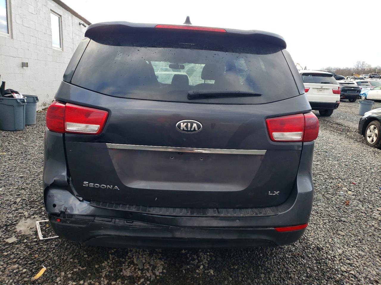 2017 KIA SEDONA LX photo 6