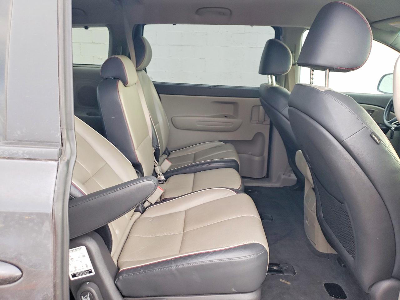 2017 KIA SEDONA LX photo 11