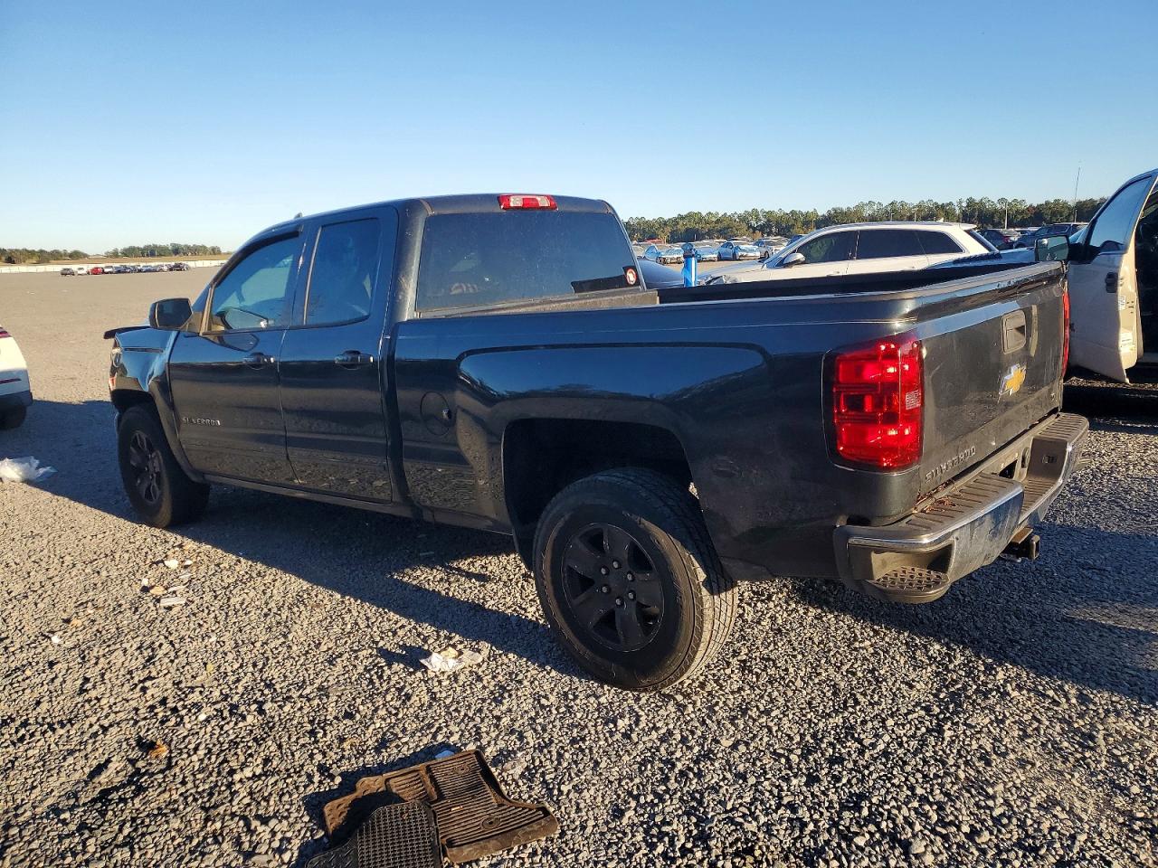 2018 CHEVROLET SILVERADO C1500 LT photo 3