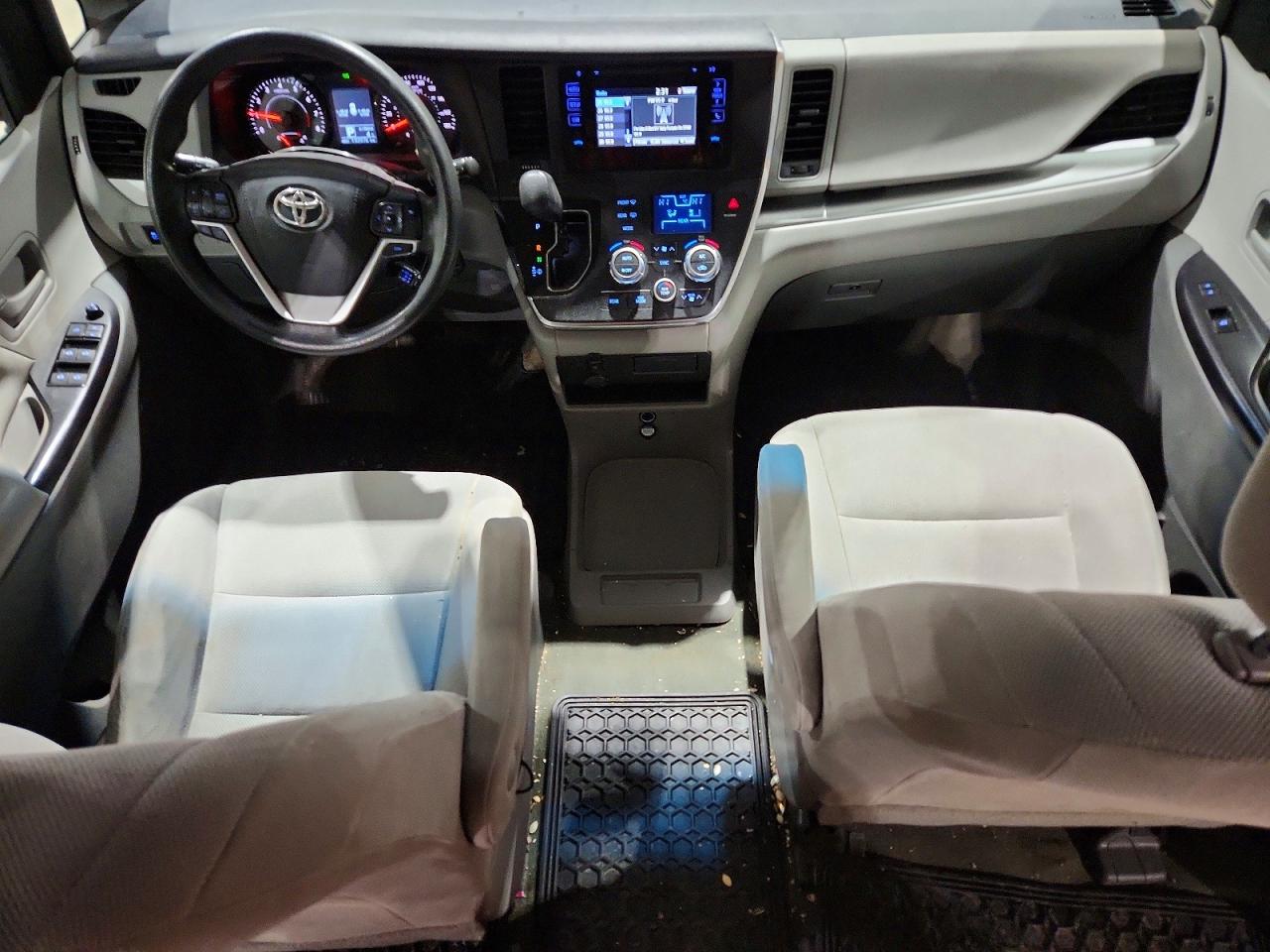 2017 TOYOTA SIENNA photo 8
