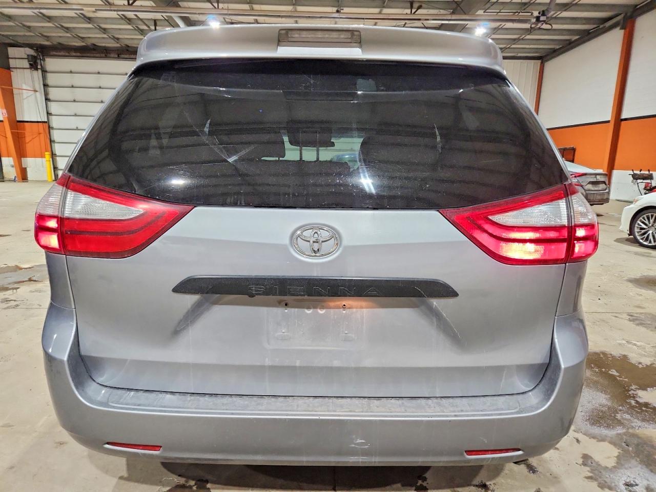 2017 TOYOTA SIENNA photo 6