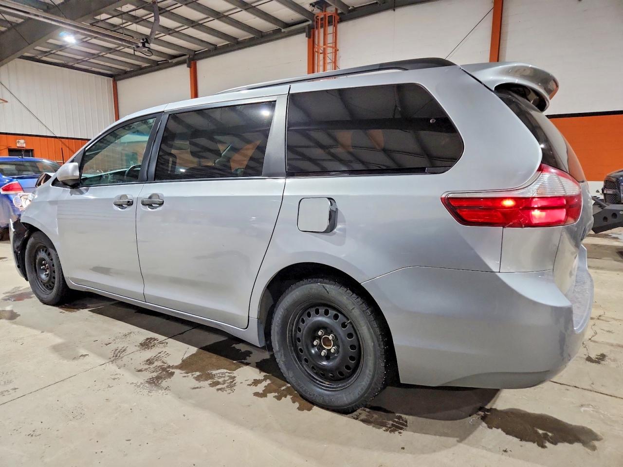 2017 TOYOTA SIENNA photo 2