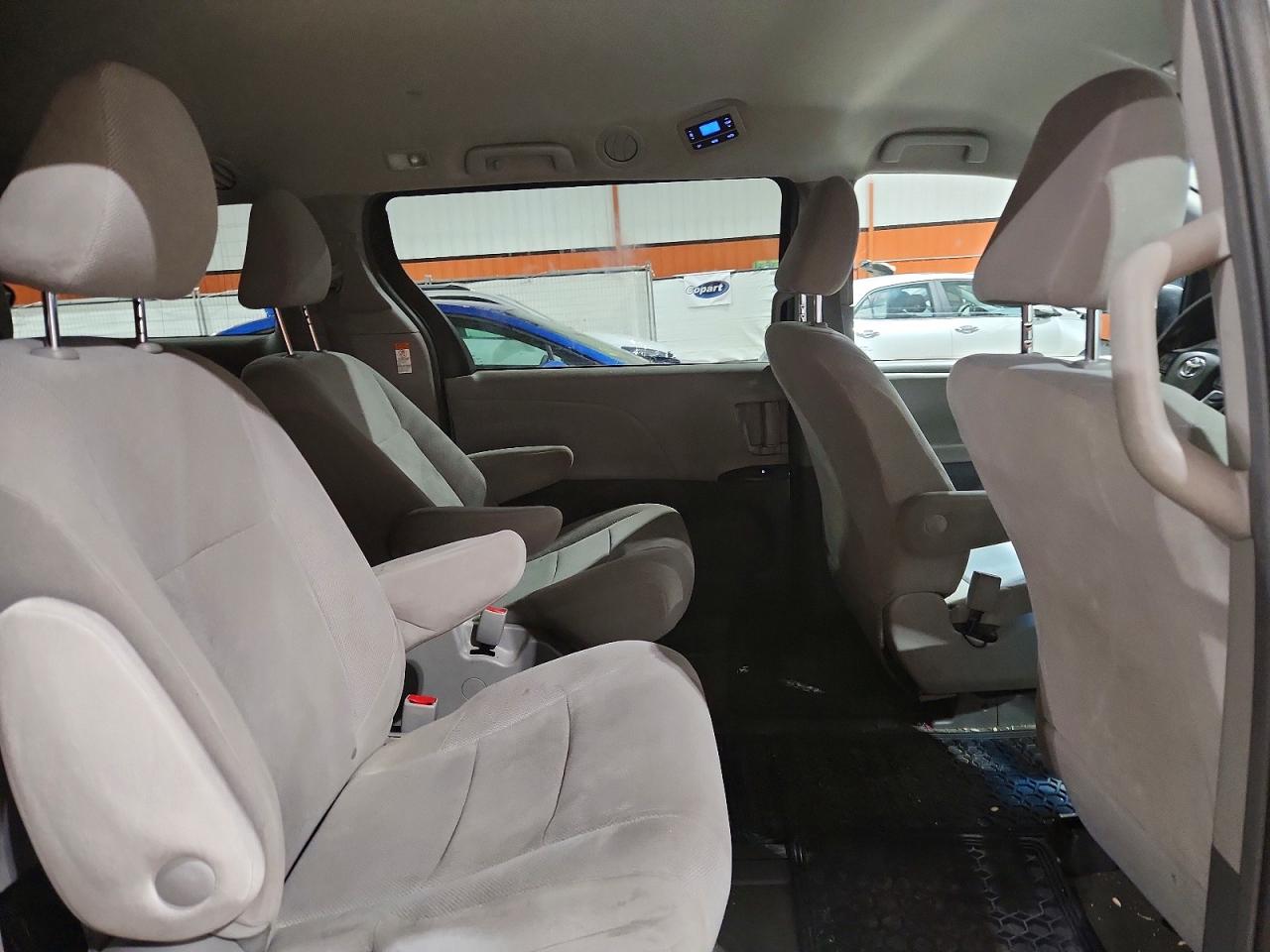 2017 TOYOTA SIENNA photo 11