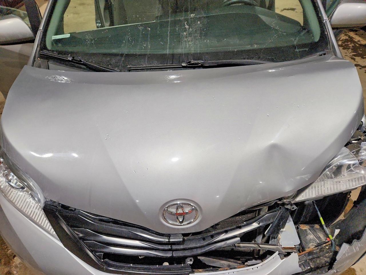 2017 TOYOTA SIENNA photo 12