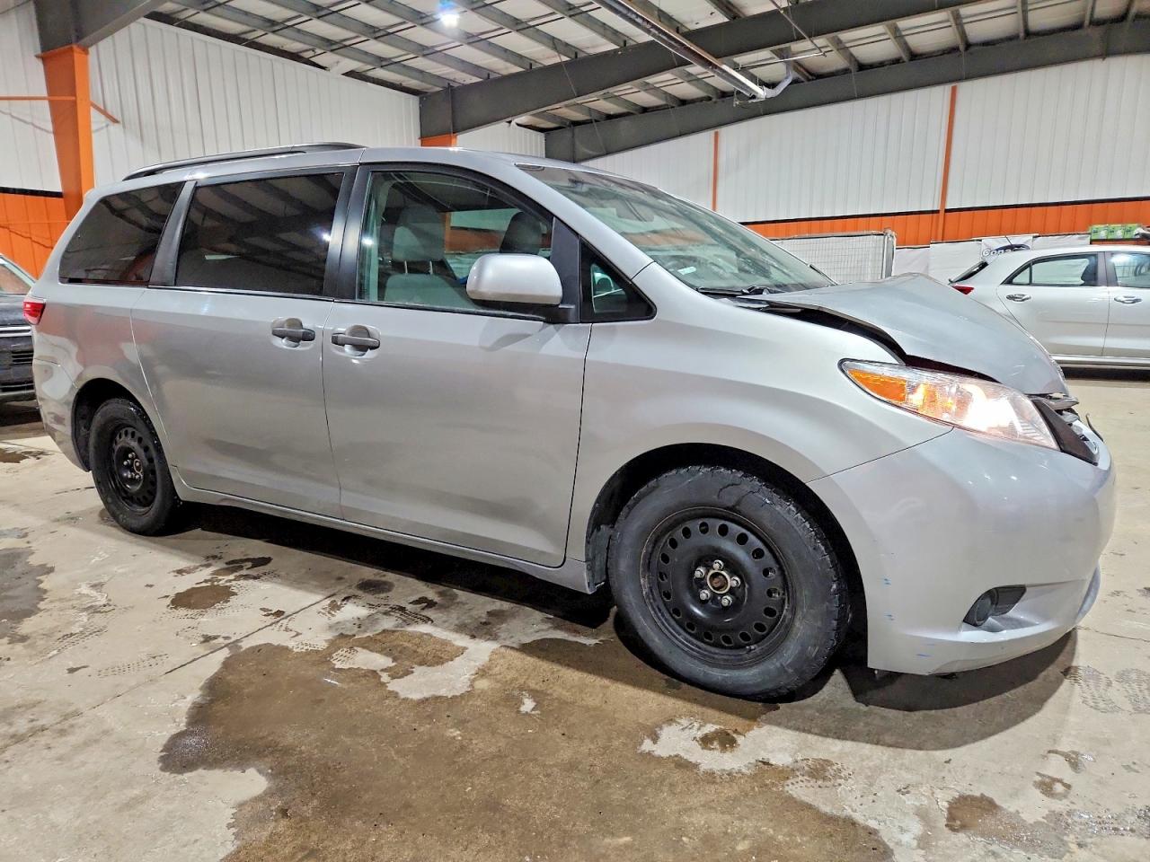2017 TOYOTA SIENNA photo 4