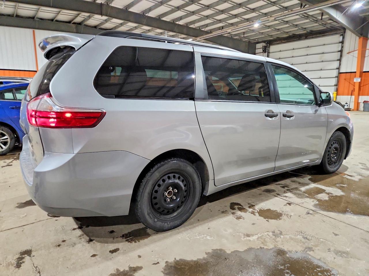 2017 TOYOTA SIENNA photo 3