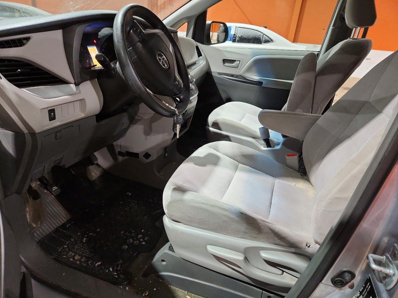2017 TOYOTA SIENNA photo 7