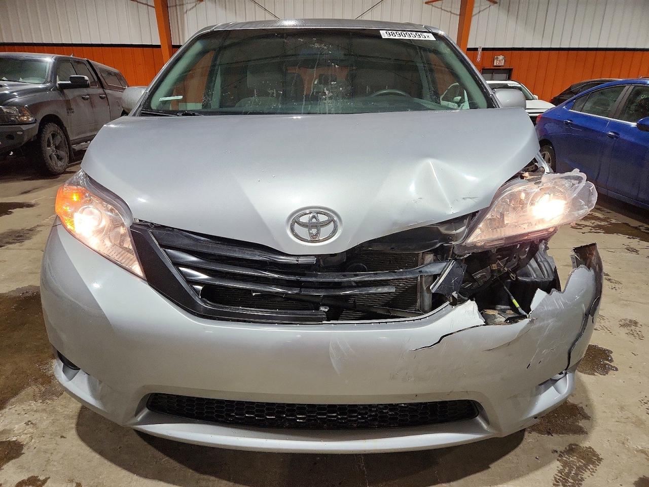 2017 TOYOTA SIENNA photo 5