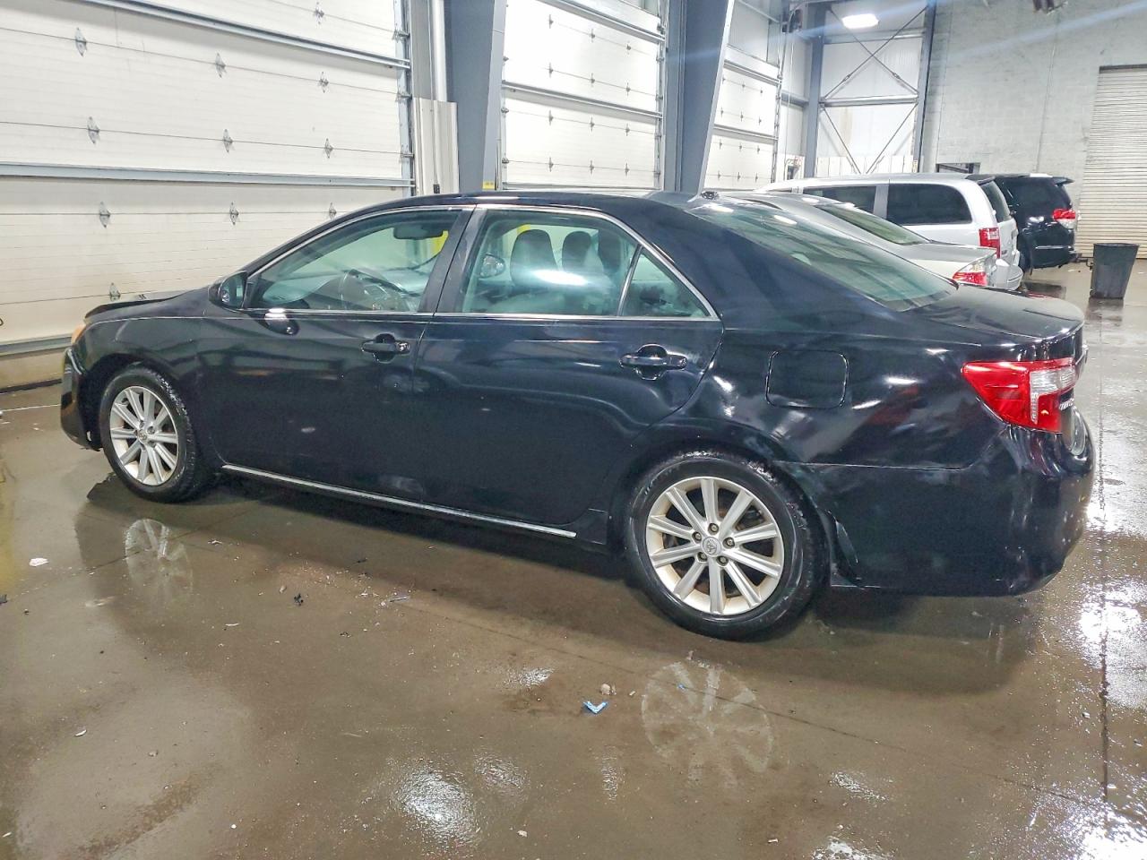 2014 TOYOTA CAMRY XLE photo 2