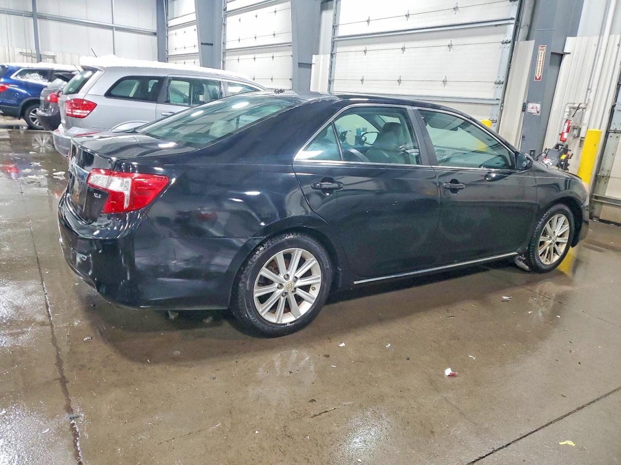 2014 TOYOTA CAMRY XLE photo 3
