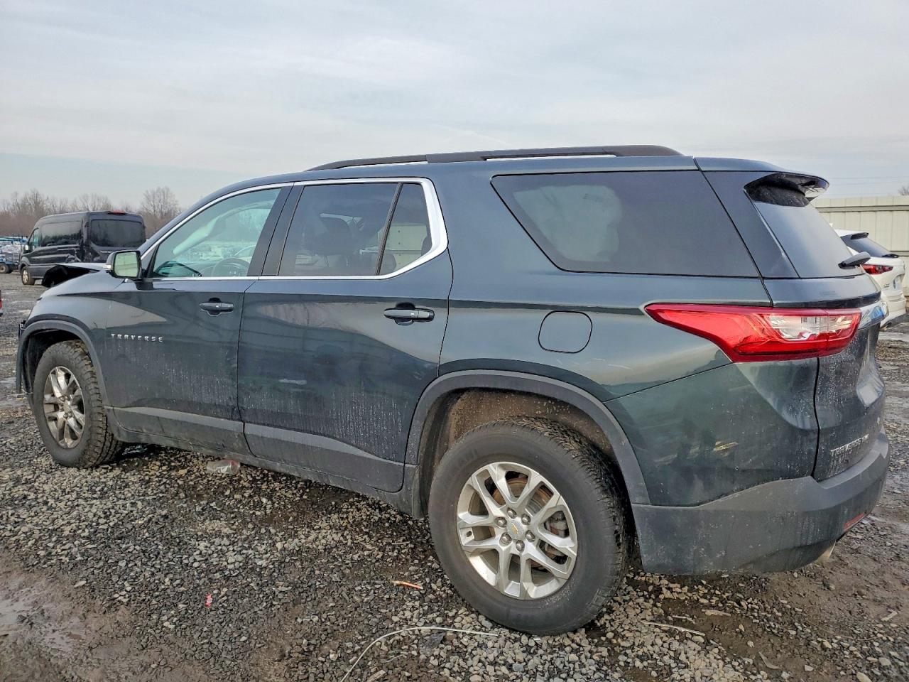 2019 CHEVROLET TRAVERSE LT photo 2