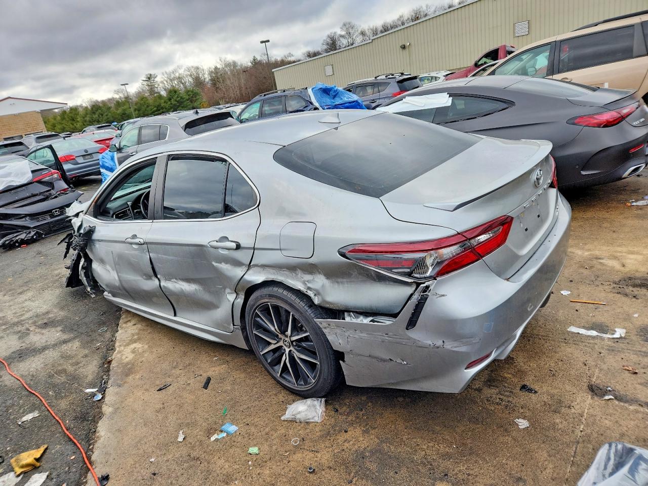 2021 TOYOTA CAMRY SE photo 3