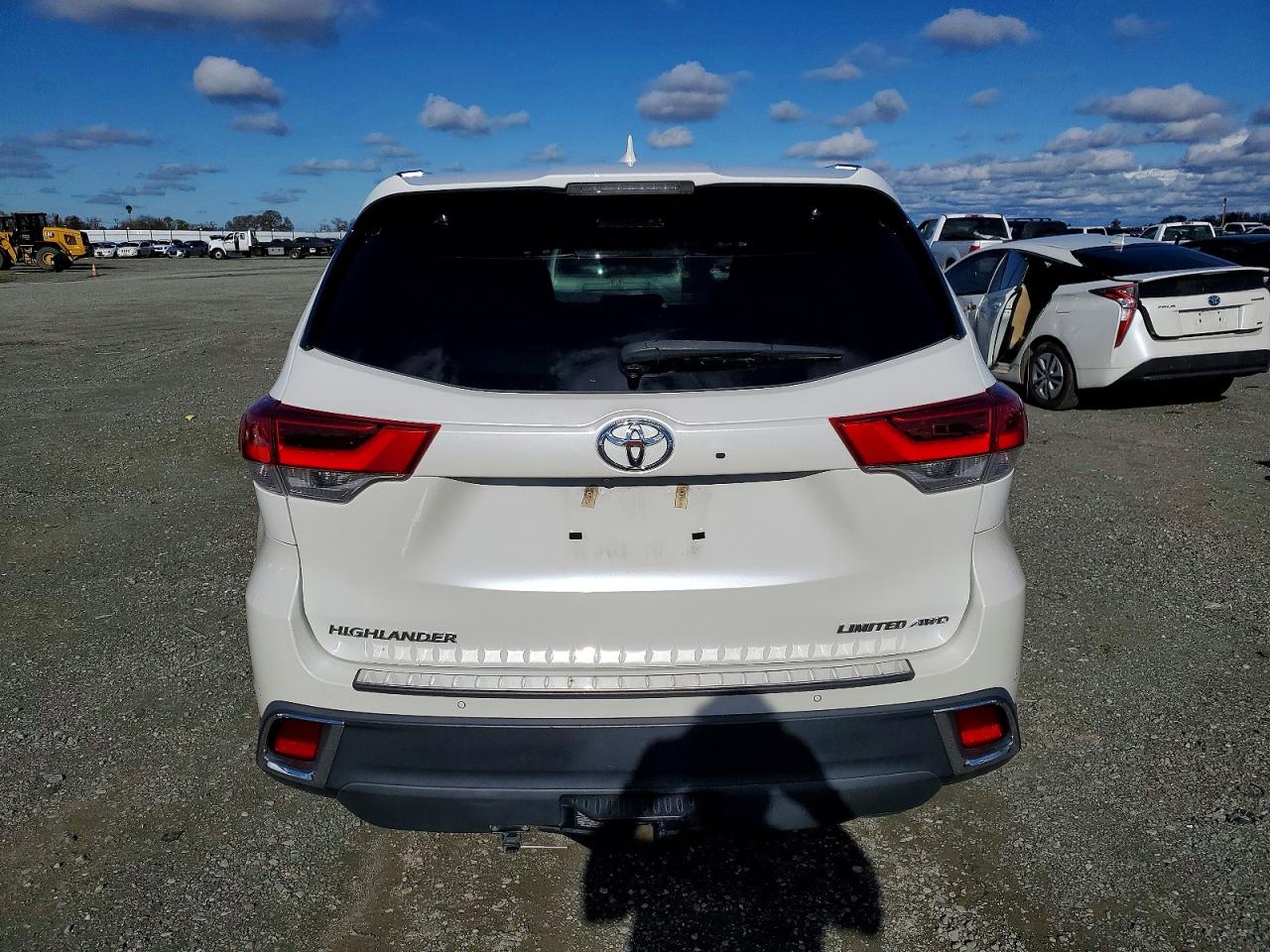 2017 TOYOTA HIGHLANDER LIMITED photo 6