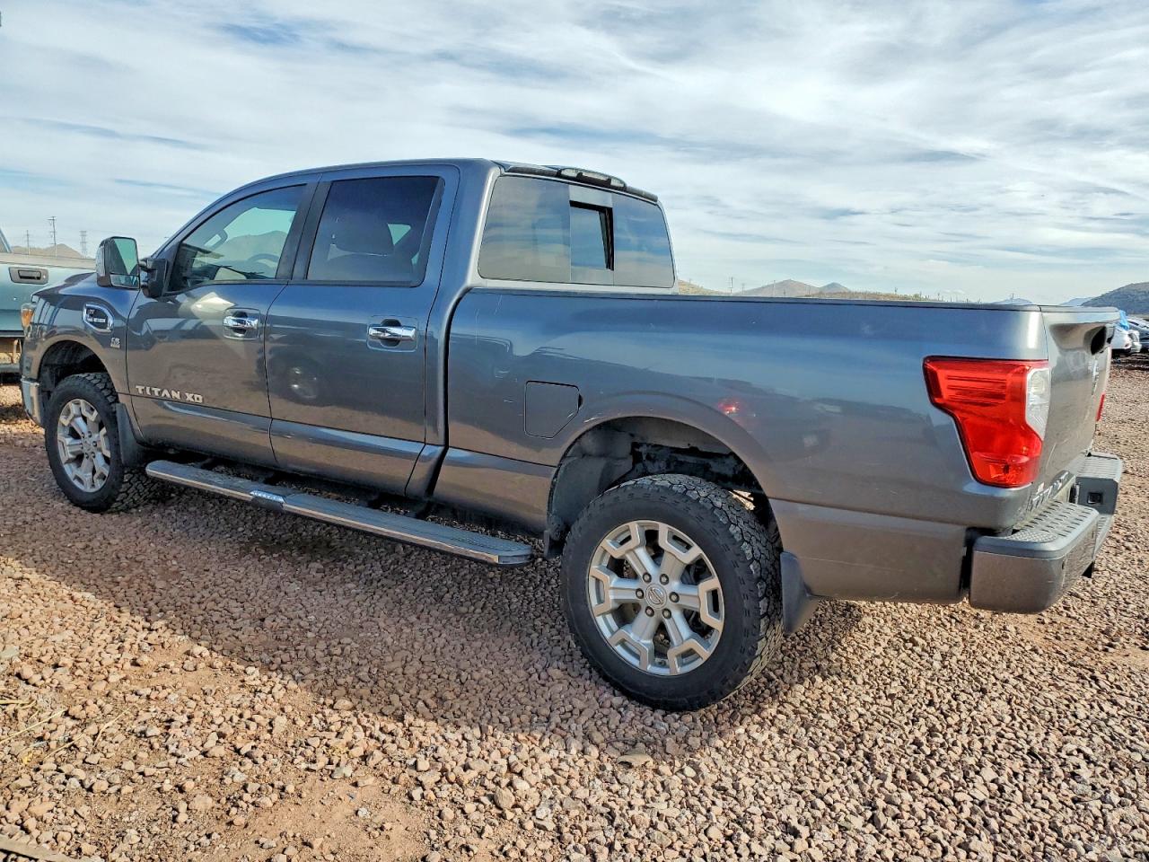 2016 NISSAN TITAN XD SL photo 5