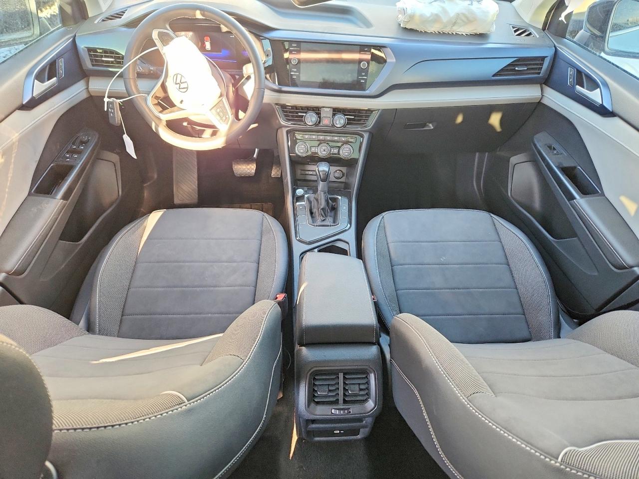 2024 VOLKSWAGEN TAOS SE photo 8