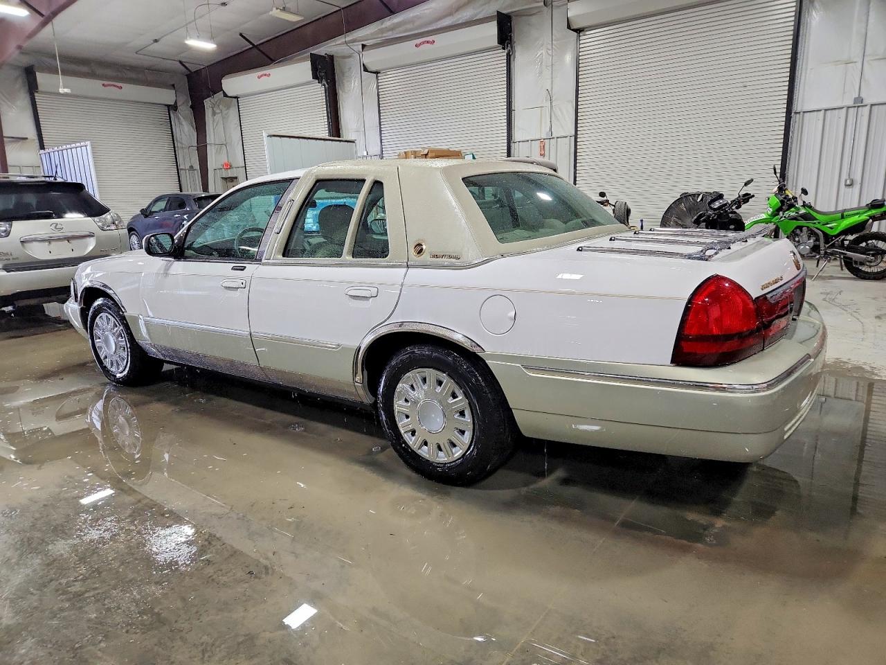 2004 MERCURY GRAND MARQUIS GS photo 2