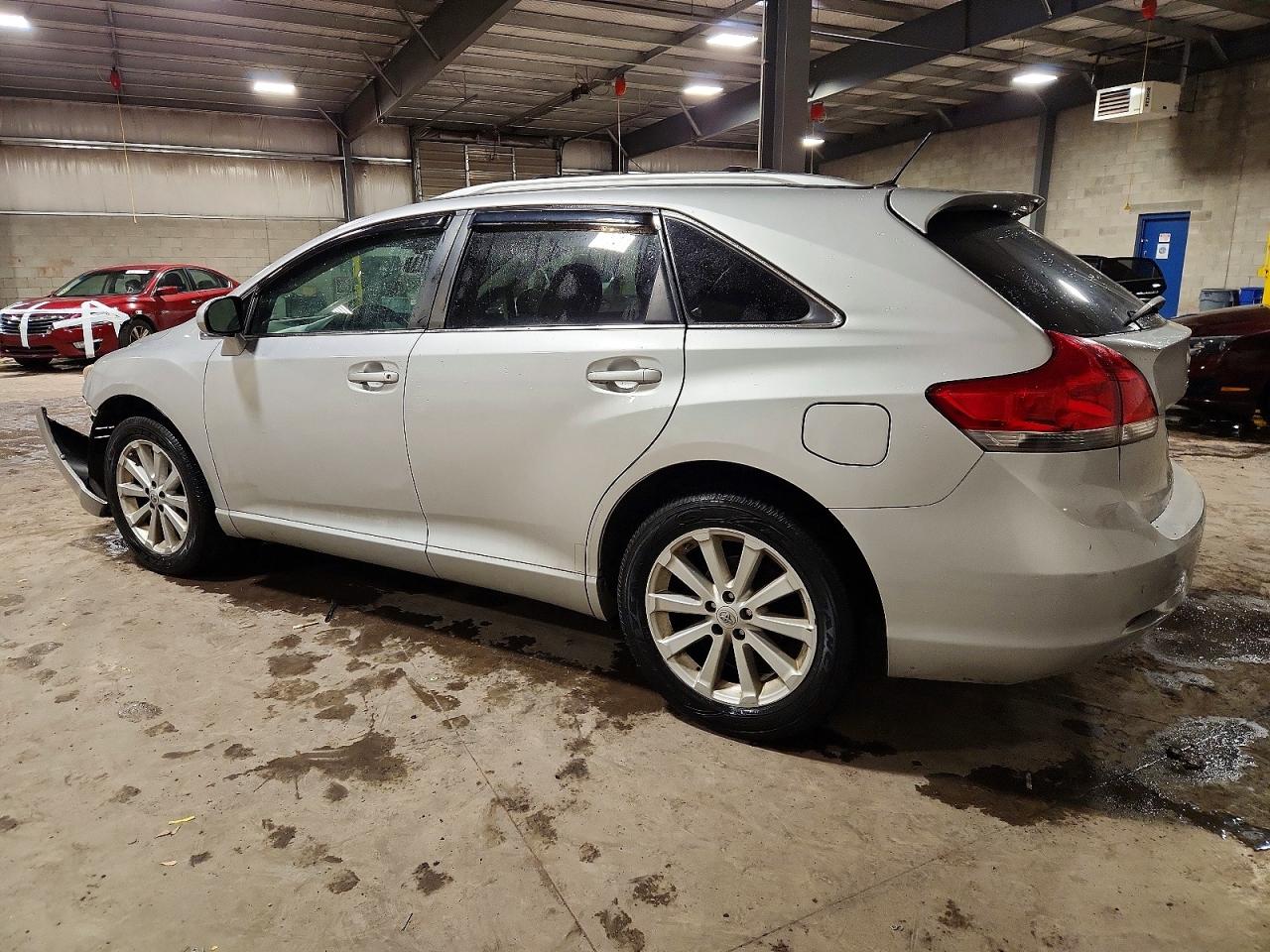 2011 TOYOTA VENZA photo 2
