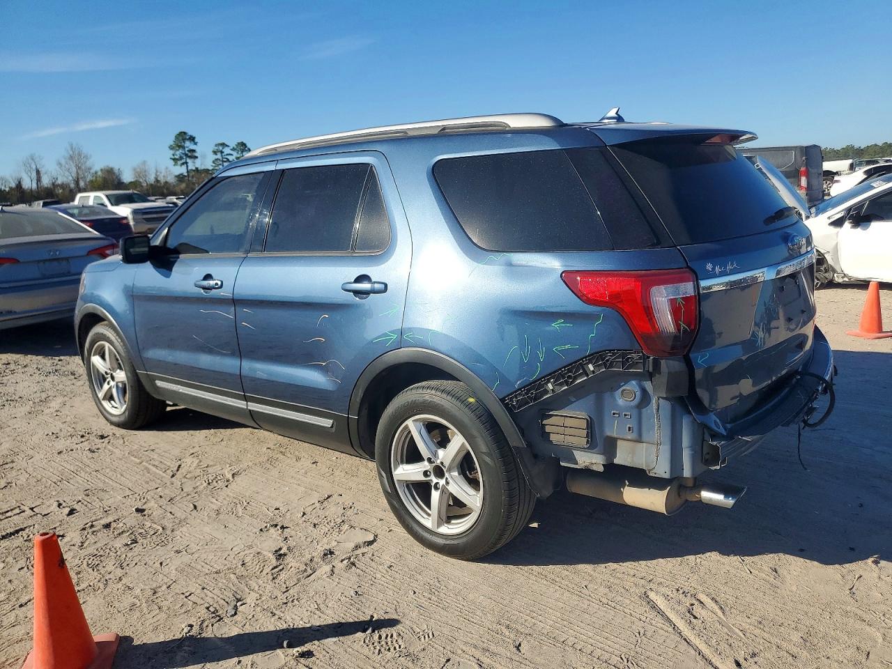 2018 FORD EXPLORER XLT photo 2