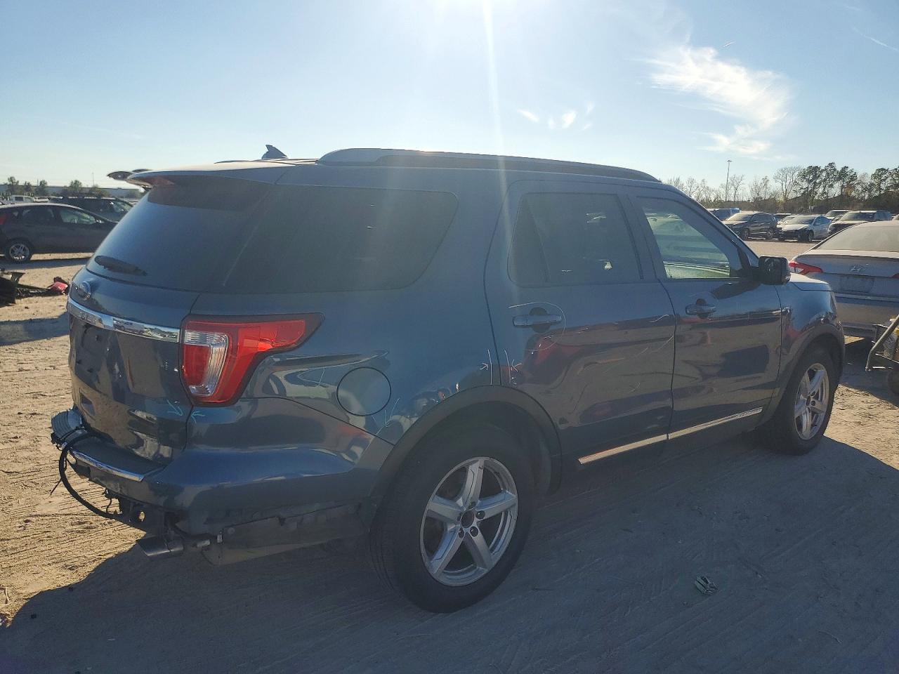 2018 FORD EXPLORER XLT photo 3