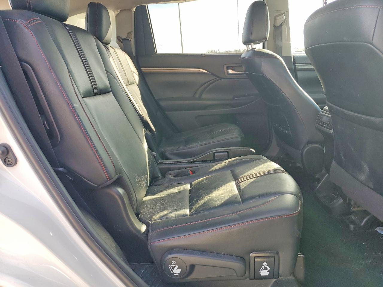 2019 TOYOTA HIGHLANDER SE photo 31