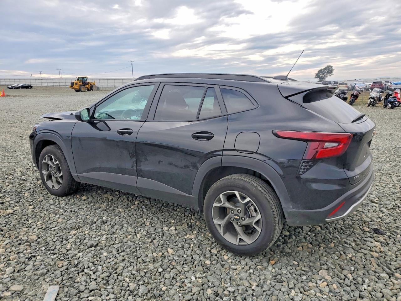 2025 CHEVROLET TRAX 1LT photo 2