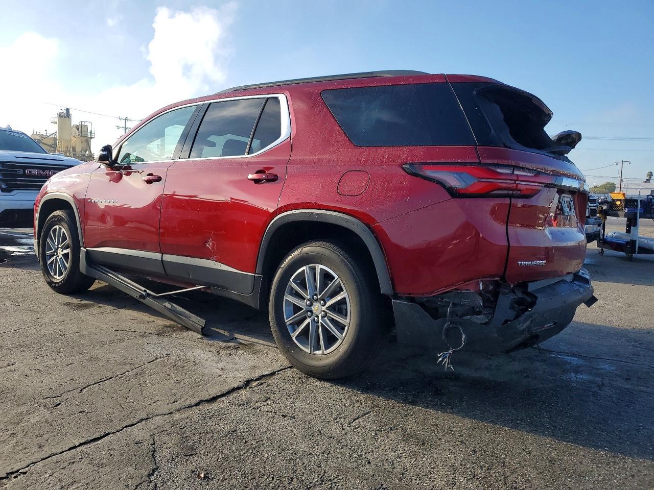 2023 CHEVROLET TRAVERSE LT photo 3