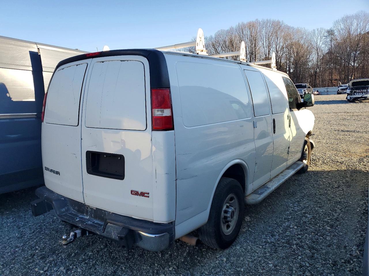 2017 GMC SAVANA G2500 photo 3
