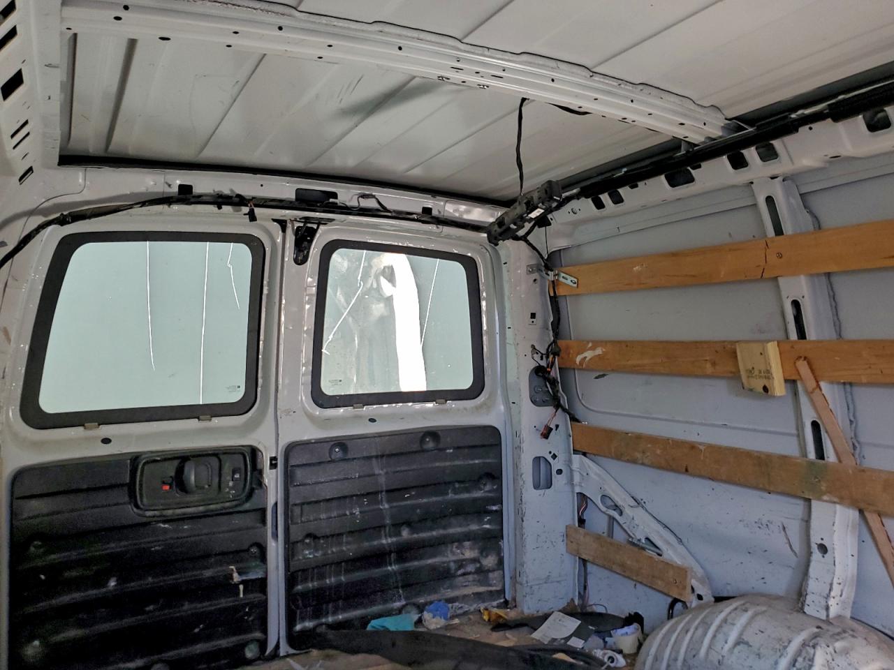 2017 GMC SAVANA G2500 photo 11