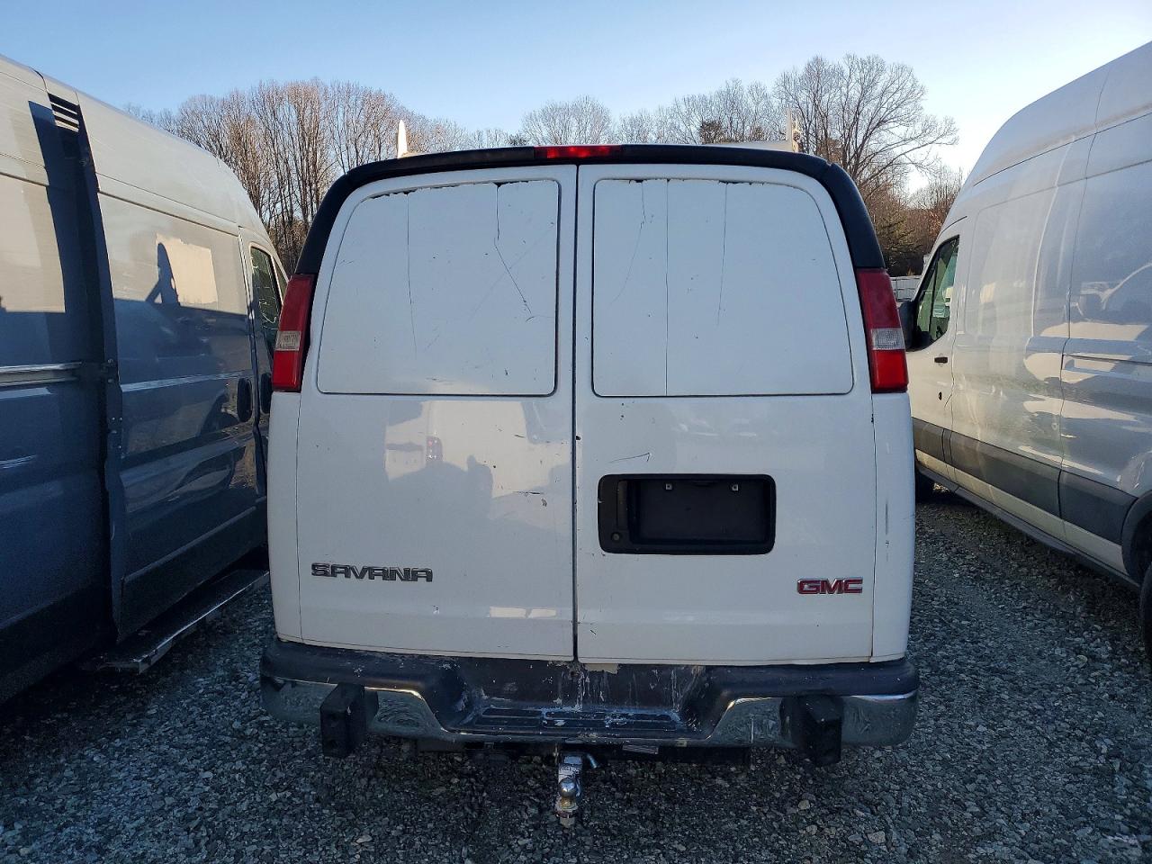 2017 GMC SAVANA G2500 photo 6