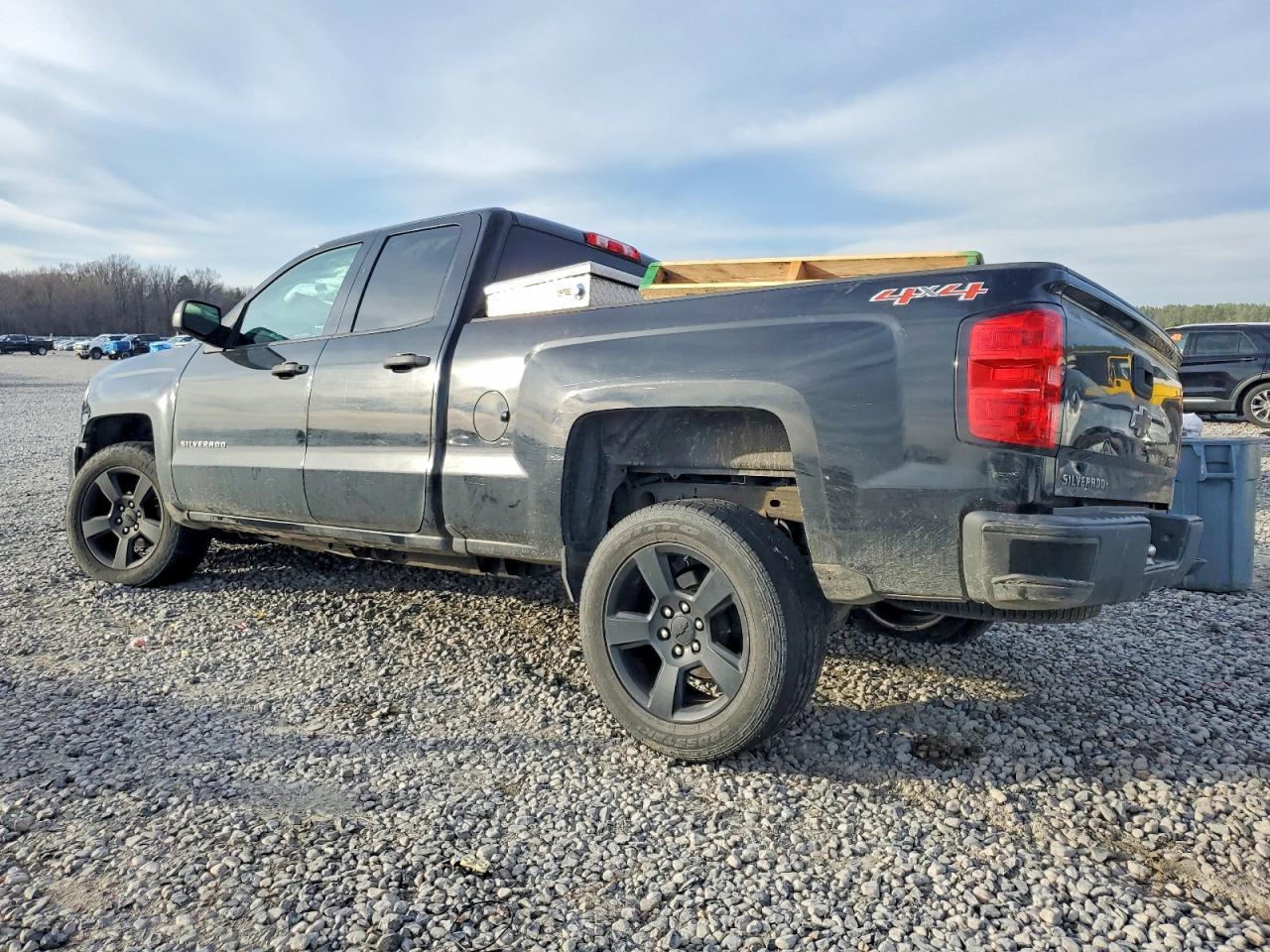 2017 CHEVROLET SILVERADO K1500 photo 2