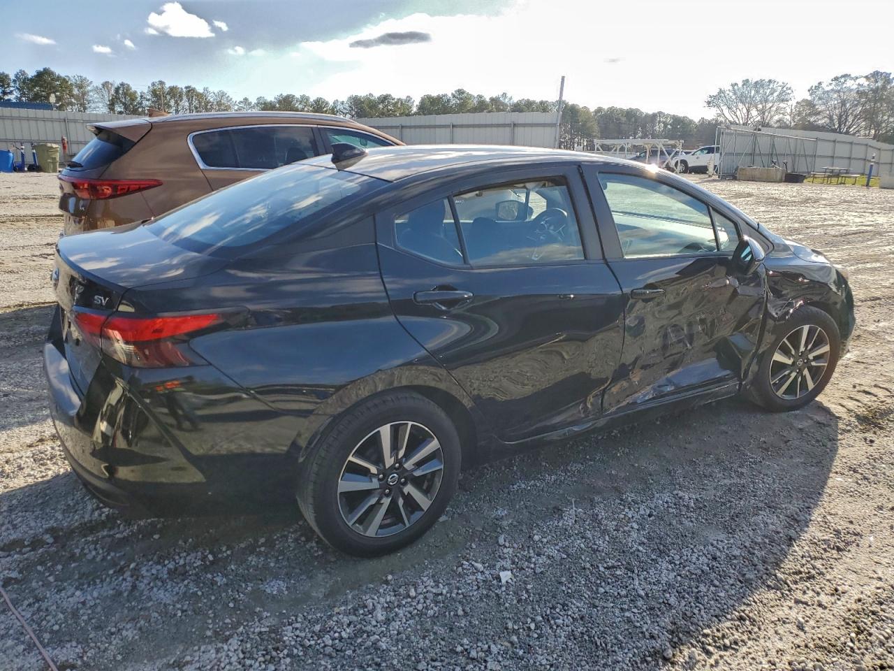 2021 NISSAN VERSA SV photo 3