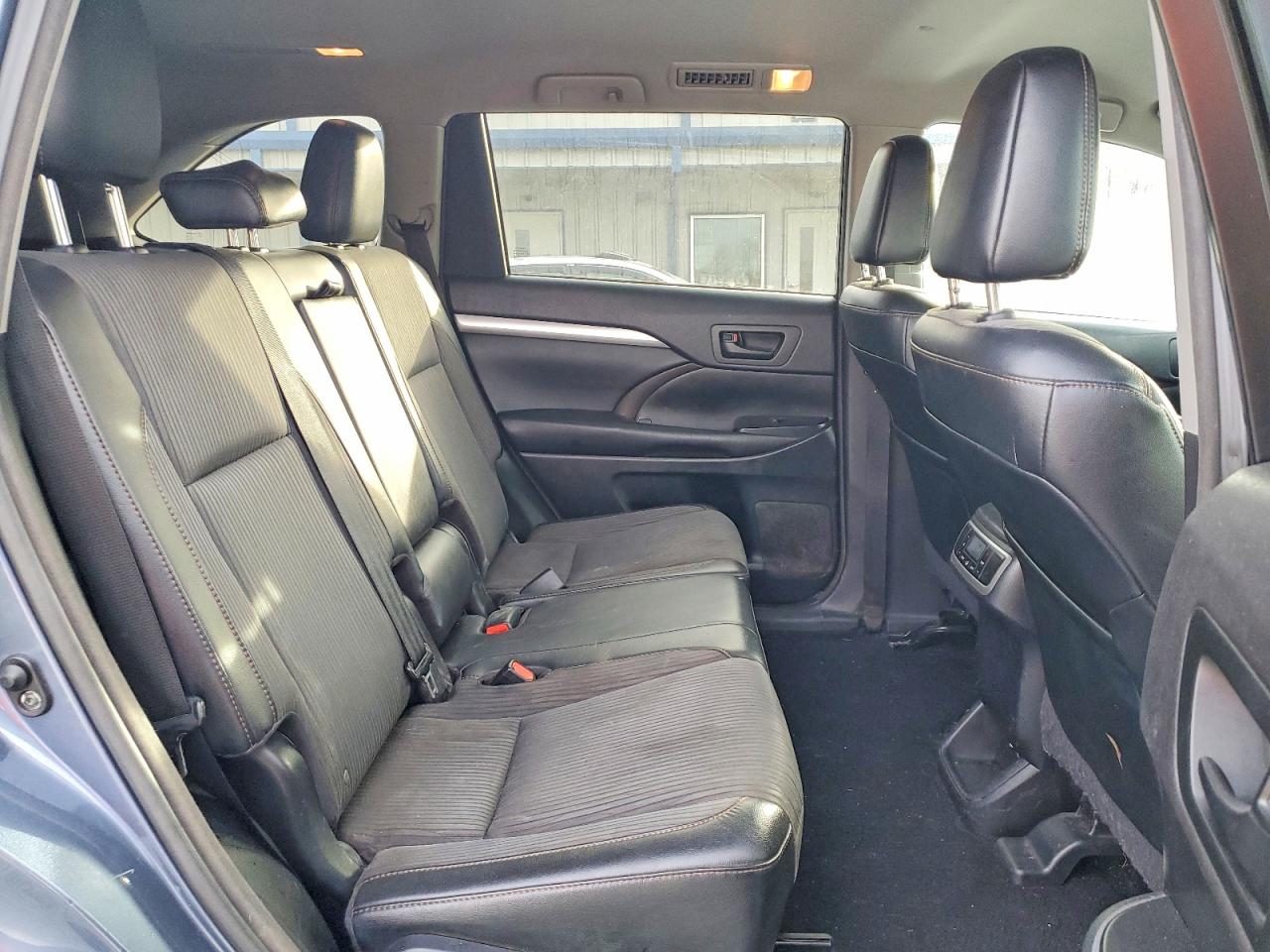 2016 TOYOTA HIGHLANDER LE photo 11