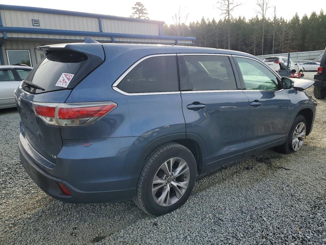 2016 TOYOTA HIGHLANDER LE photo 3