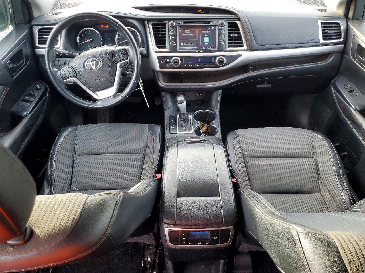 2016 TOYOTA HIGHLANDER LE photo 8