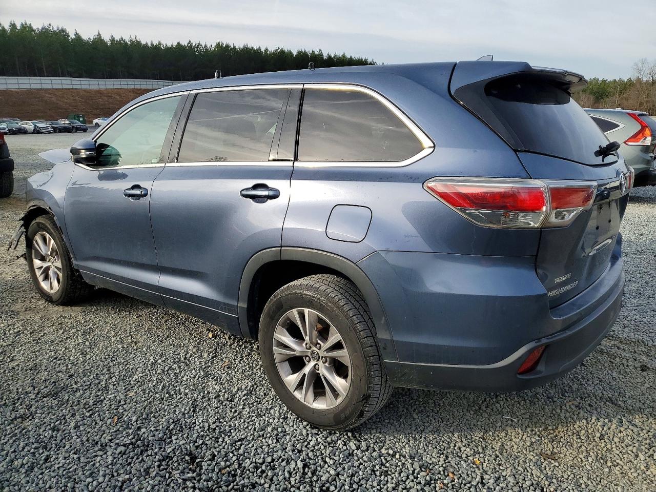2016 TOYOTA HIGHLANDER LE photo 2