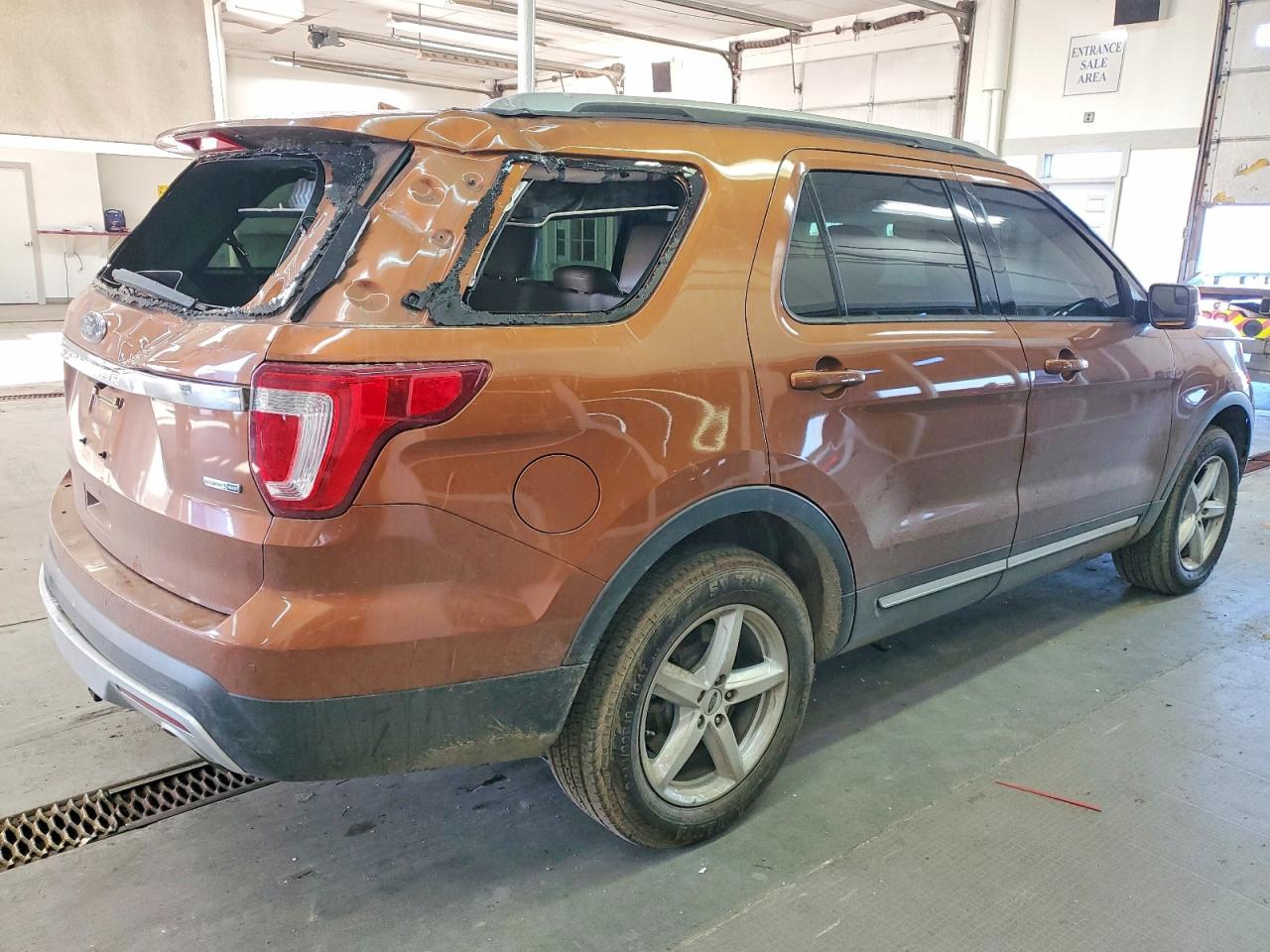 2017 FORD EXPLORER XLT photo 3