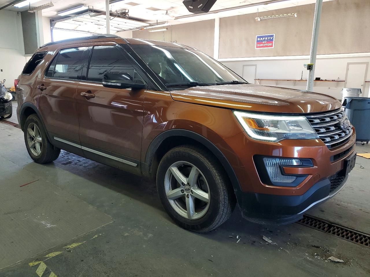2017 FORD EXPLORER XLT photo 4