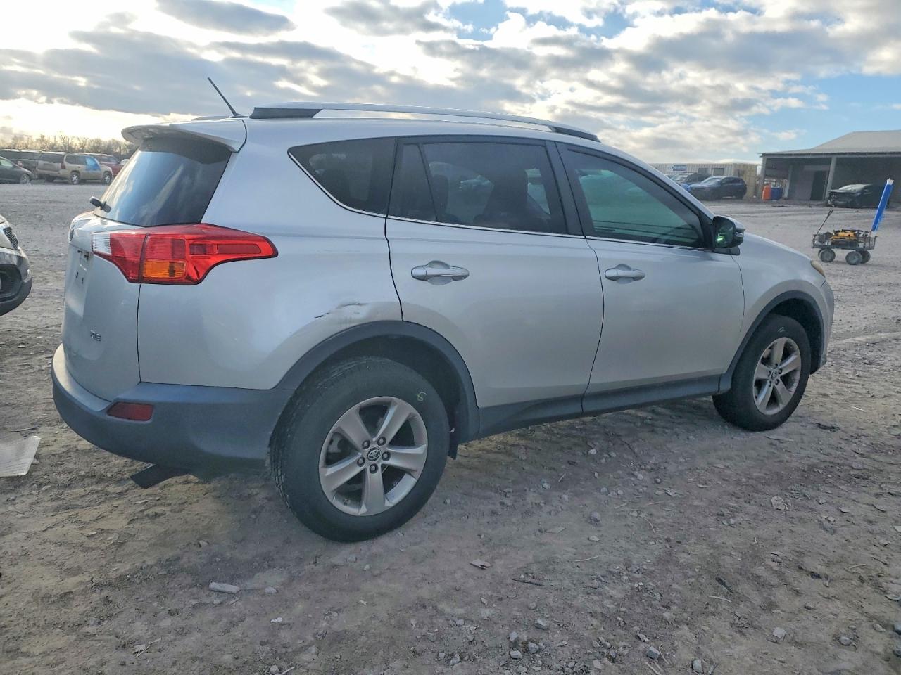 2015 TOYOTA RAV4 XLE photo 3