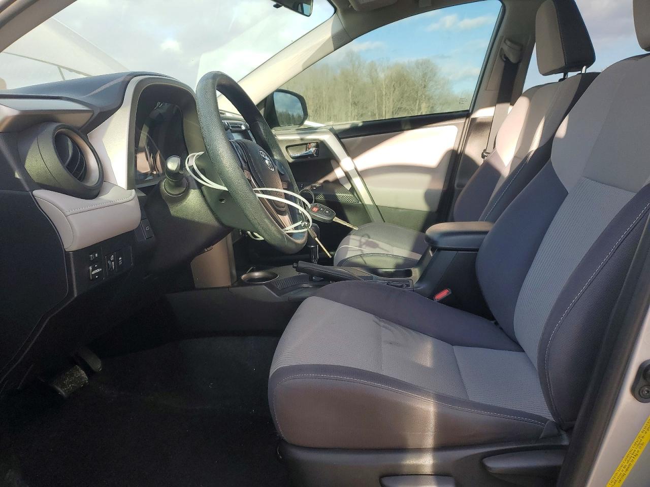 2015 TOYOTA RAV4 XLE photo 7