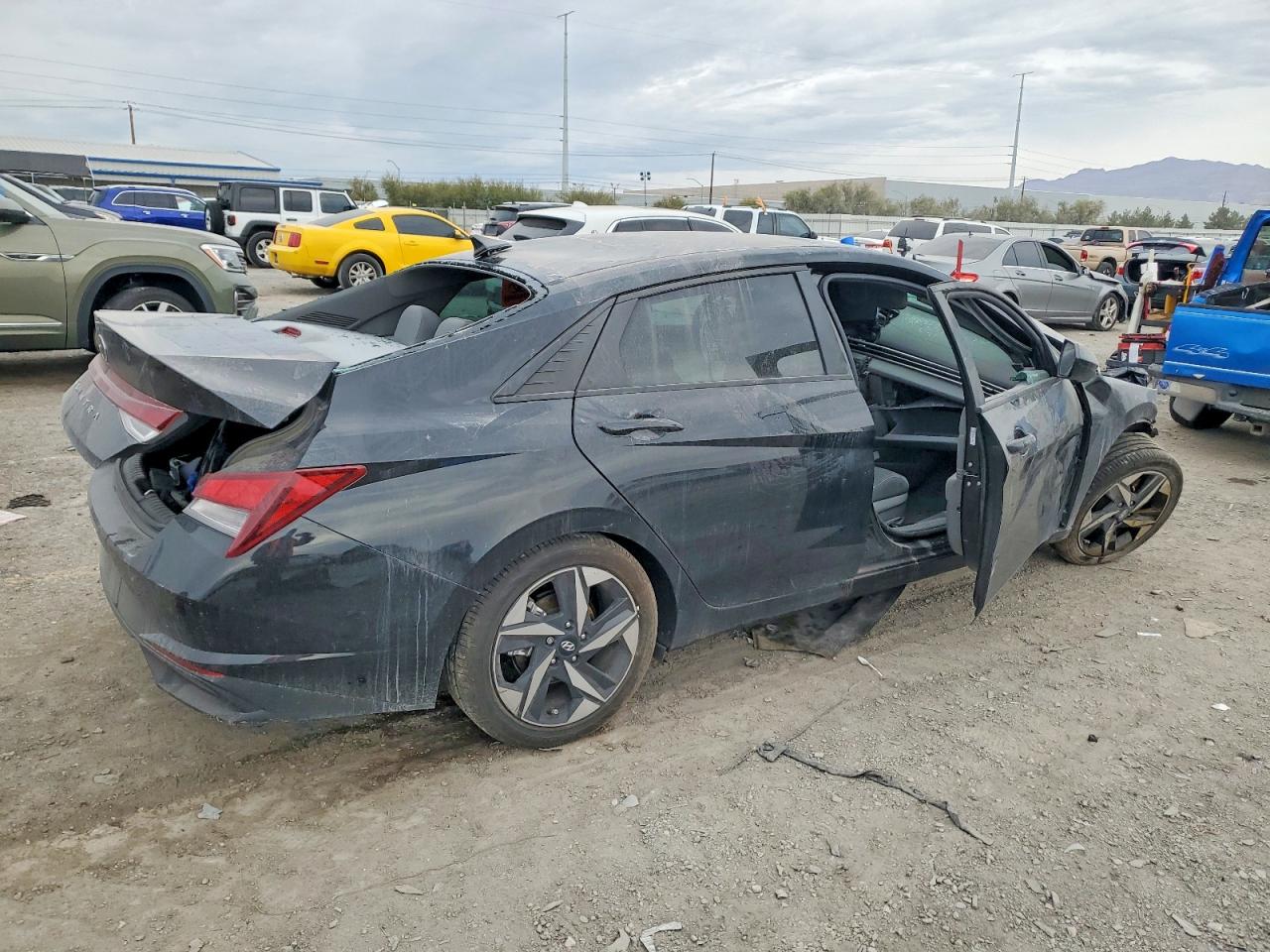 2023 HYUNDAI ELANTRA SEL photo 3