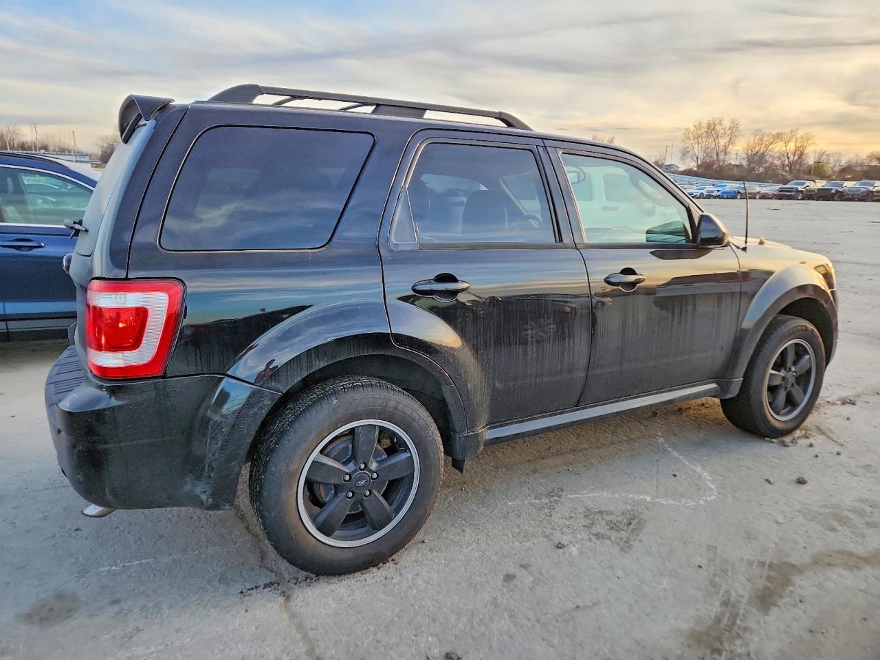 2010 FORD ESCAPE XLT photo 3